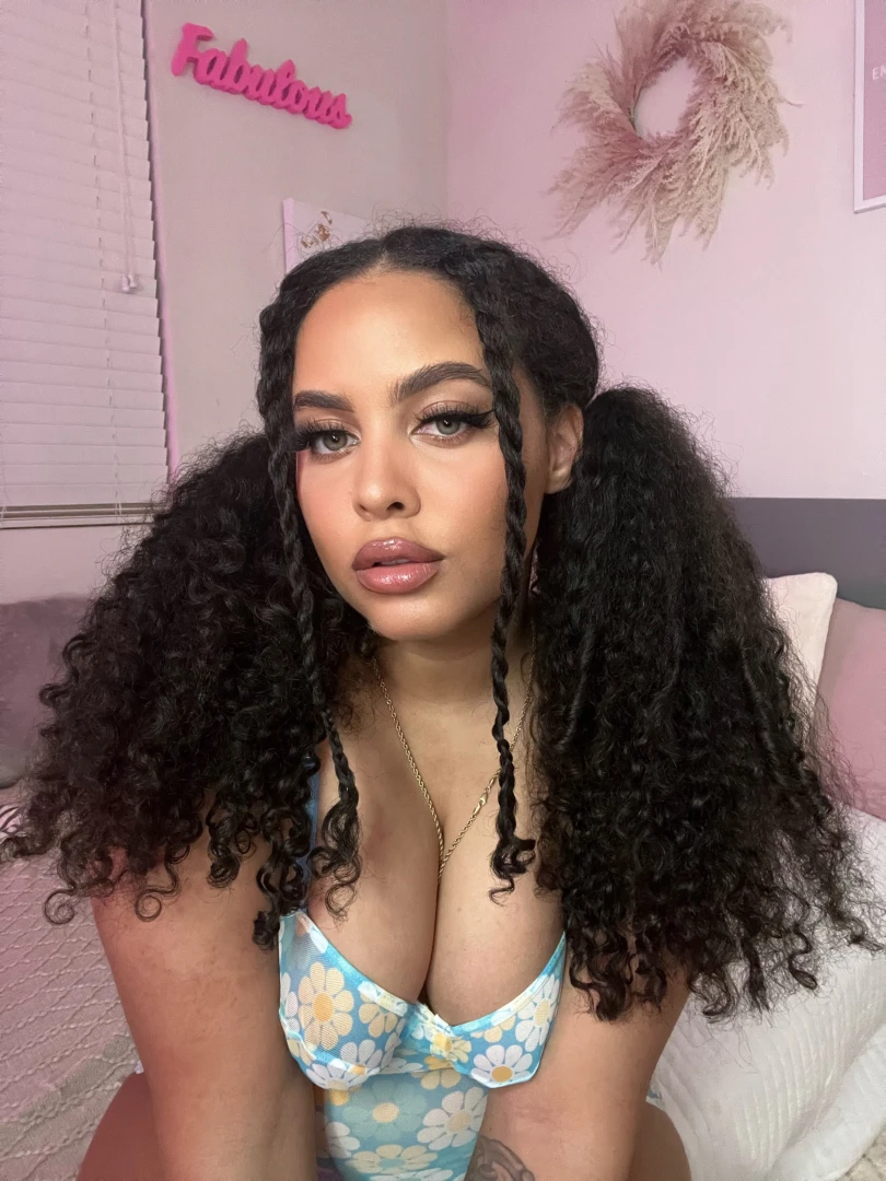 Anyone wanna join me in a pillow fight 