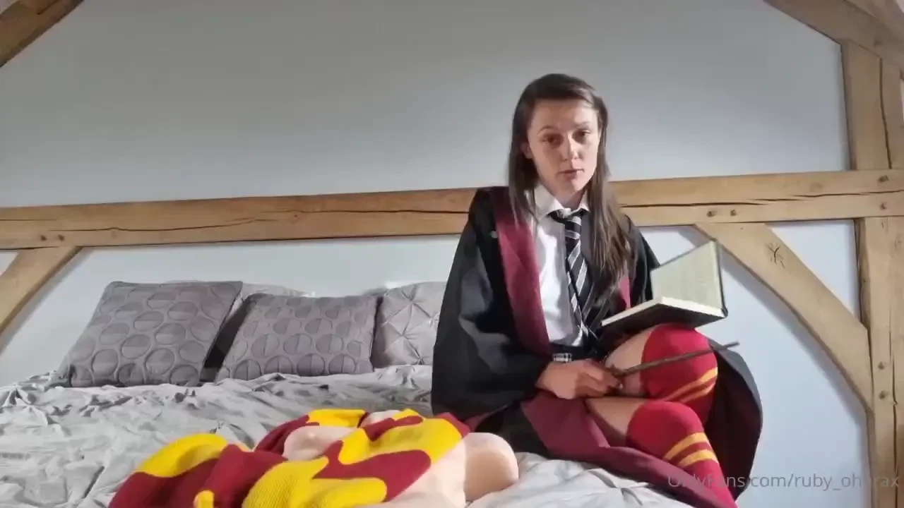 Hermoine cheats on ron with harry hermoine walks into harry s room 