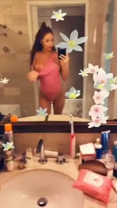 I just wanna be naked always 