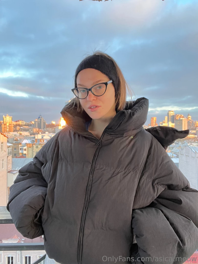 It s the perfect weather for a stroll right now 