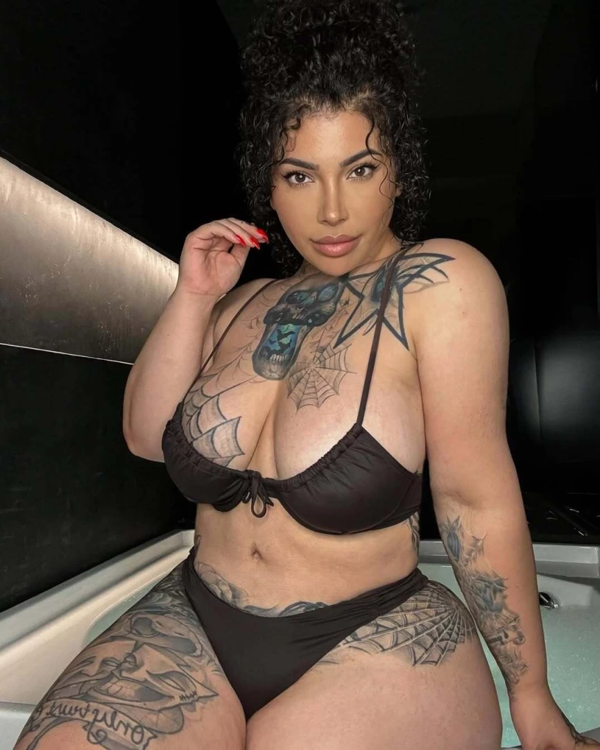 Queen s explosive bundle only the first 10 fans to tip will get this 