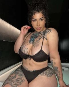 Queen s explosive bundle only the first 10 fans to tip will get this