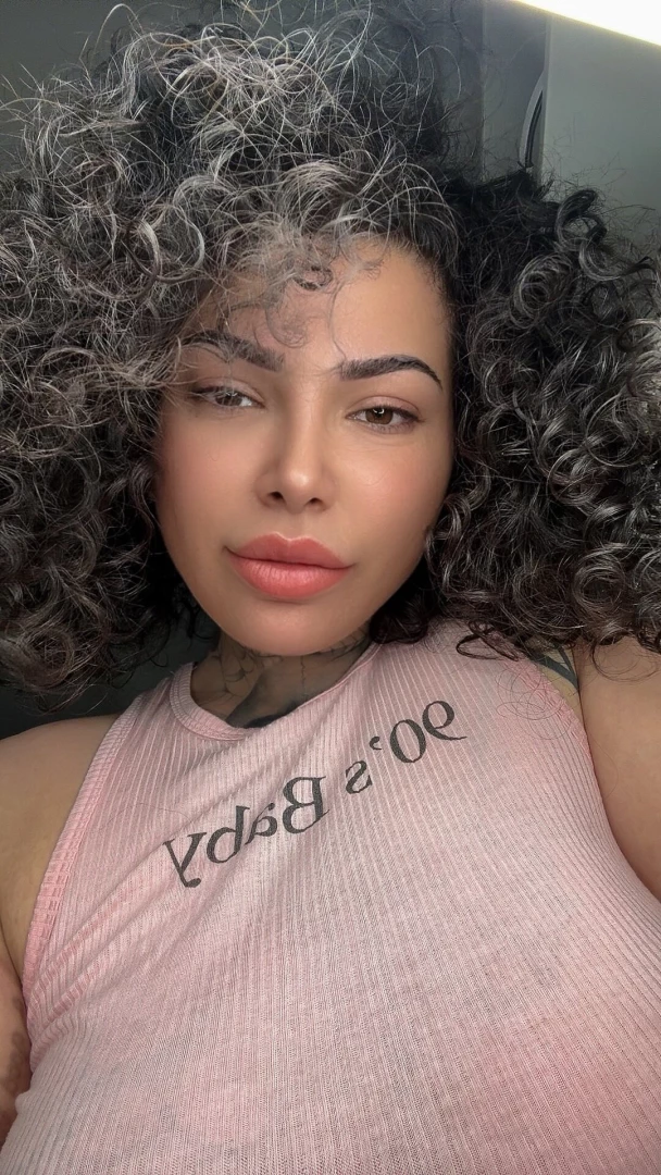 I want u to kiss me right now 