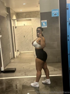 Offering video calls and sexting all day message me