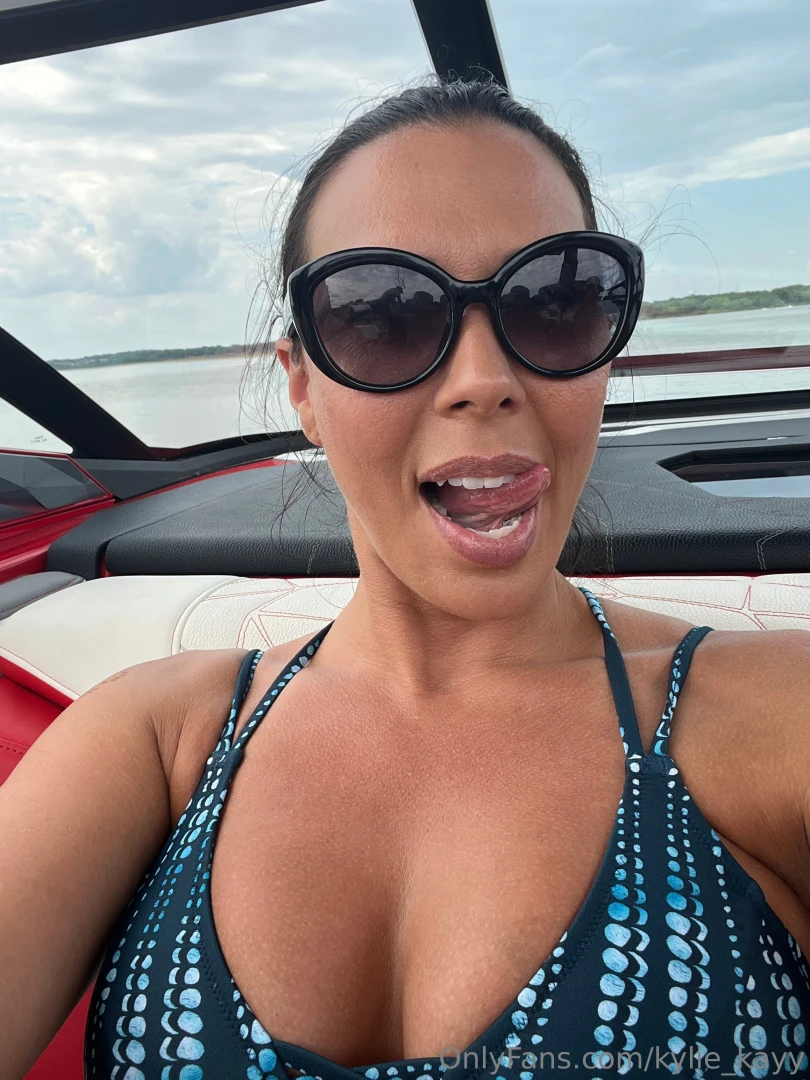 Rachelstarrxxx sent me an invite to her boat party for fireworks 