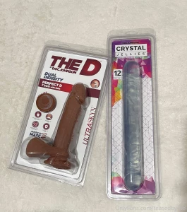 Watch me masturbate to porn using both dildos