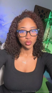 All the sexiest girls wear glasses its a fact