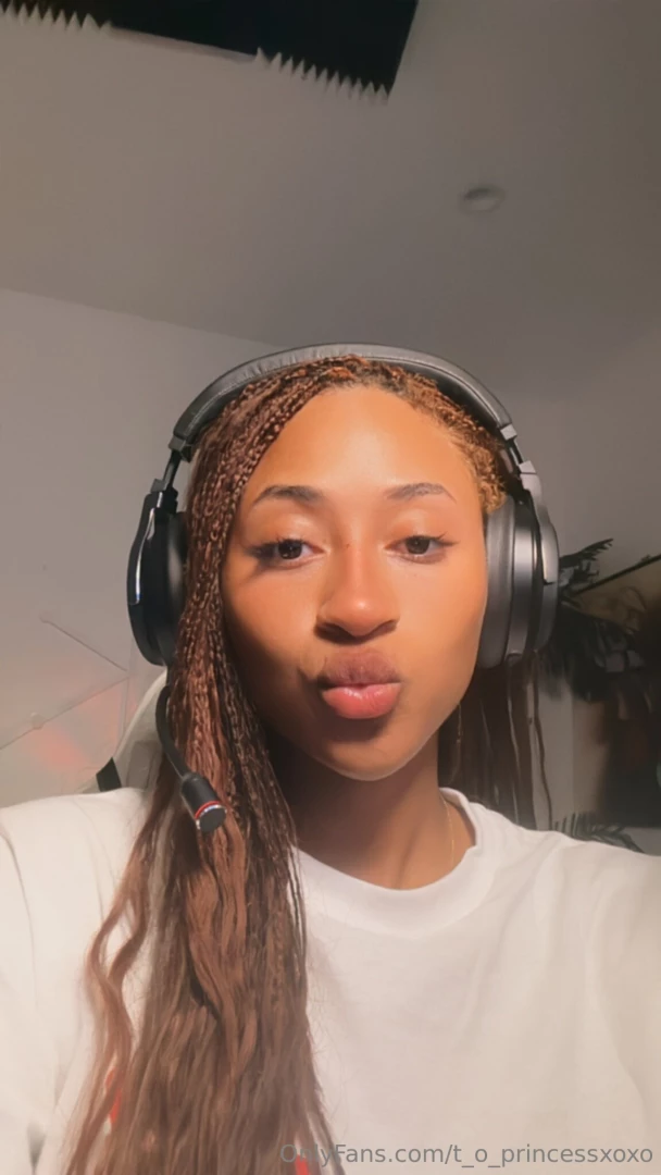 If you re reading this right now im sending you biggg juicyy smoooches 
