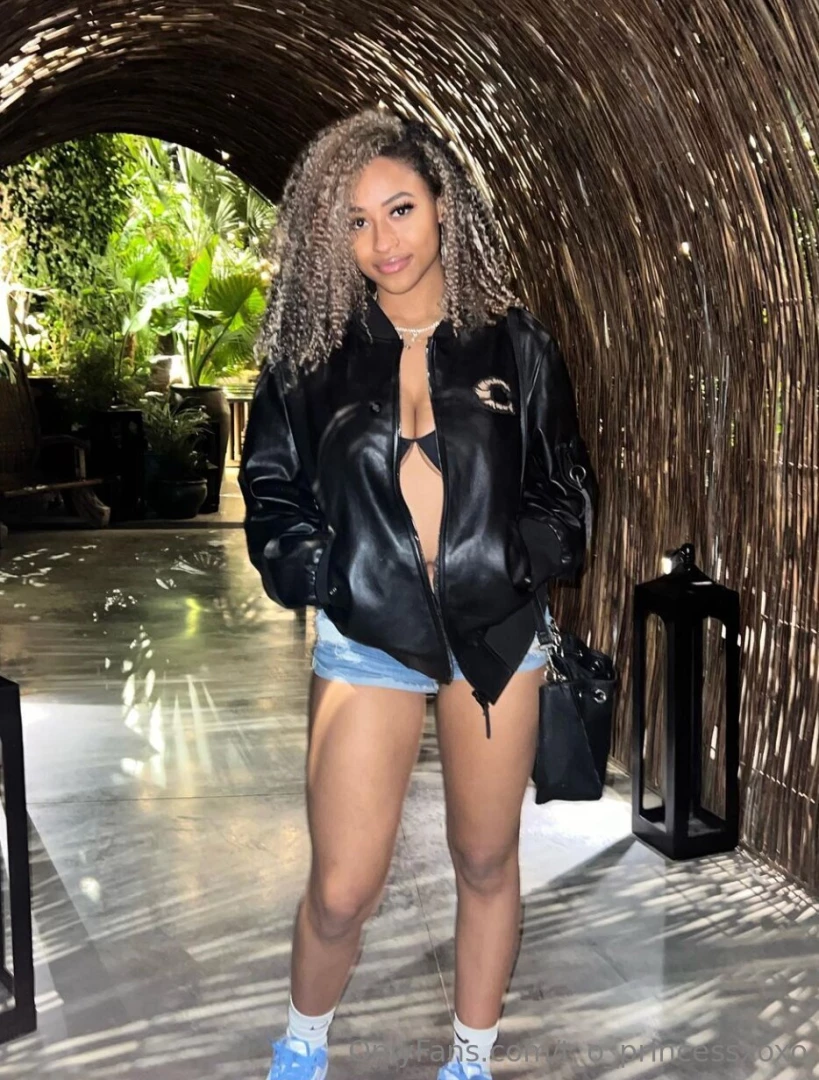 Whos ready to get allll wrapped up in between these thighs 