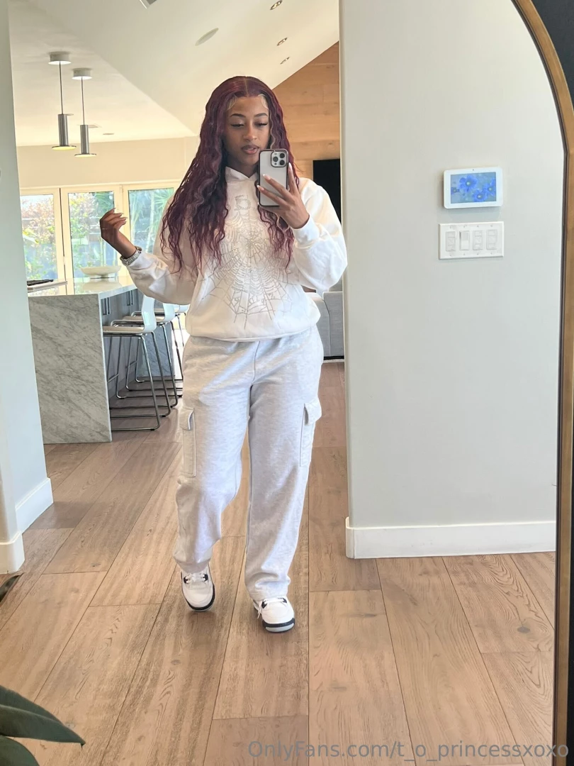 I can feel fall cummmingg for this ass ya girls got the cozies out 