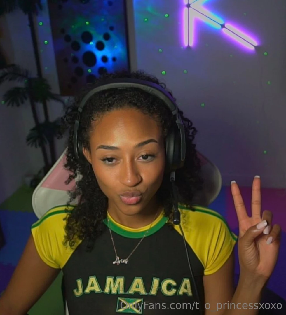 I just be outtt here streamingg amp gettin crazy w my chats 