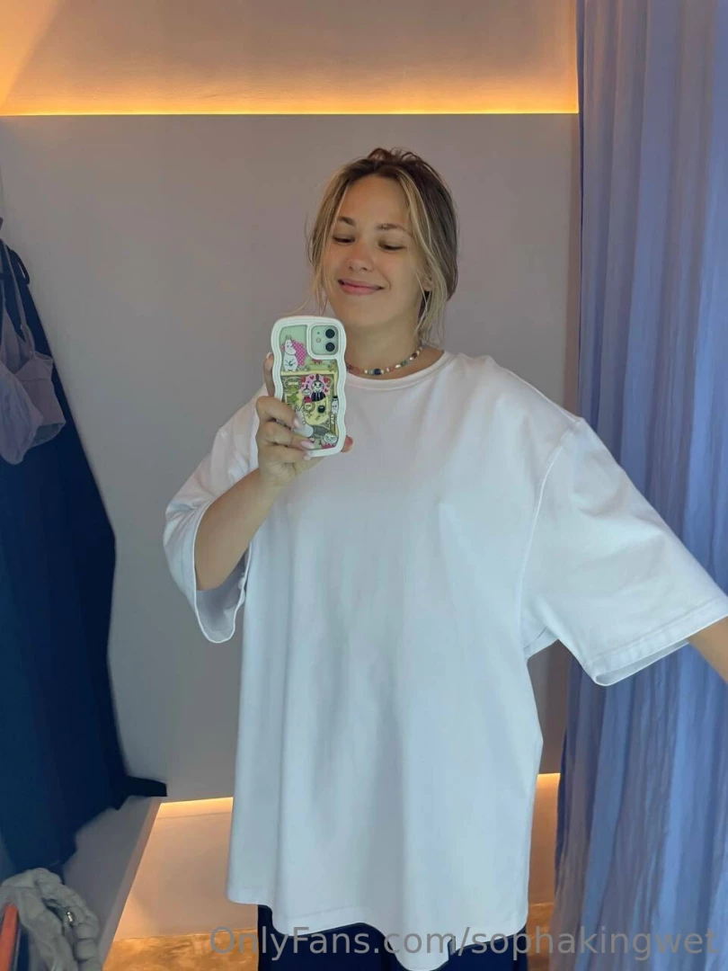 I like oversized t-shirts cuz u never know what s under 