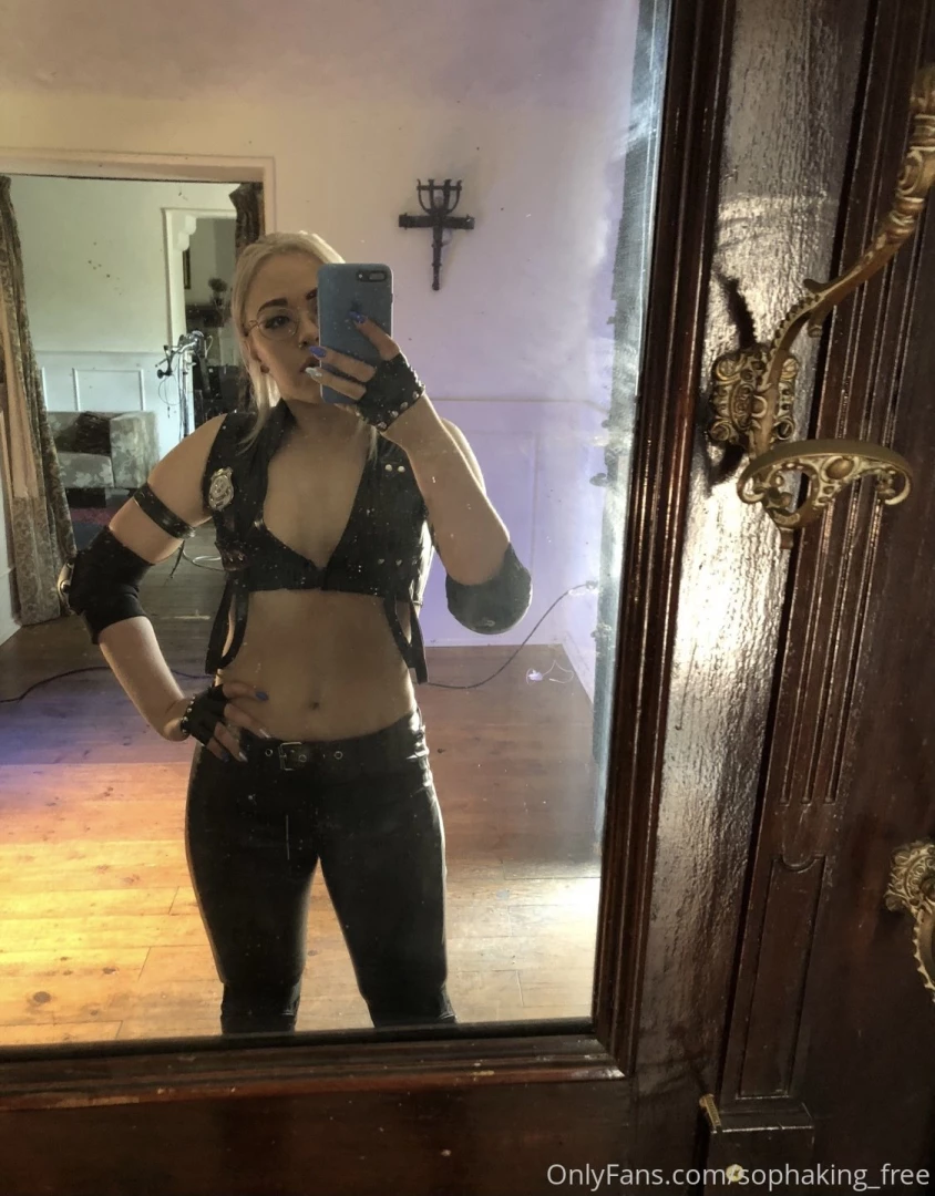 Guess who s cosplay it is 