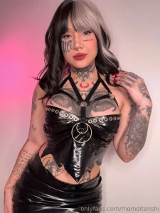 Like here if you love vinil and big boobs part 2