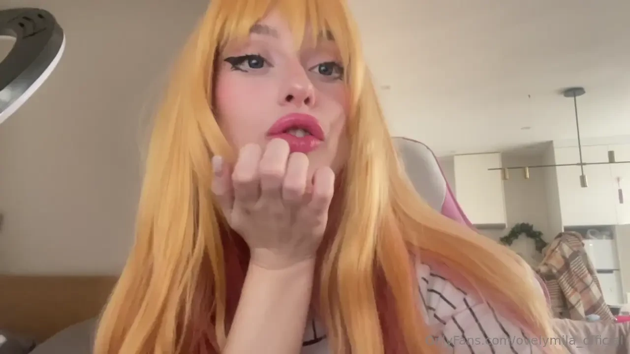 The cartoon look is a unique and fun way to express yourself through 