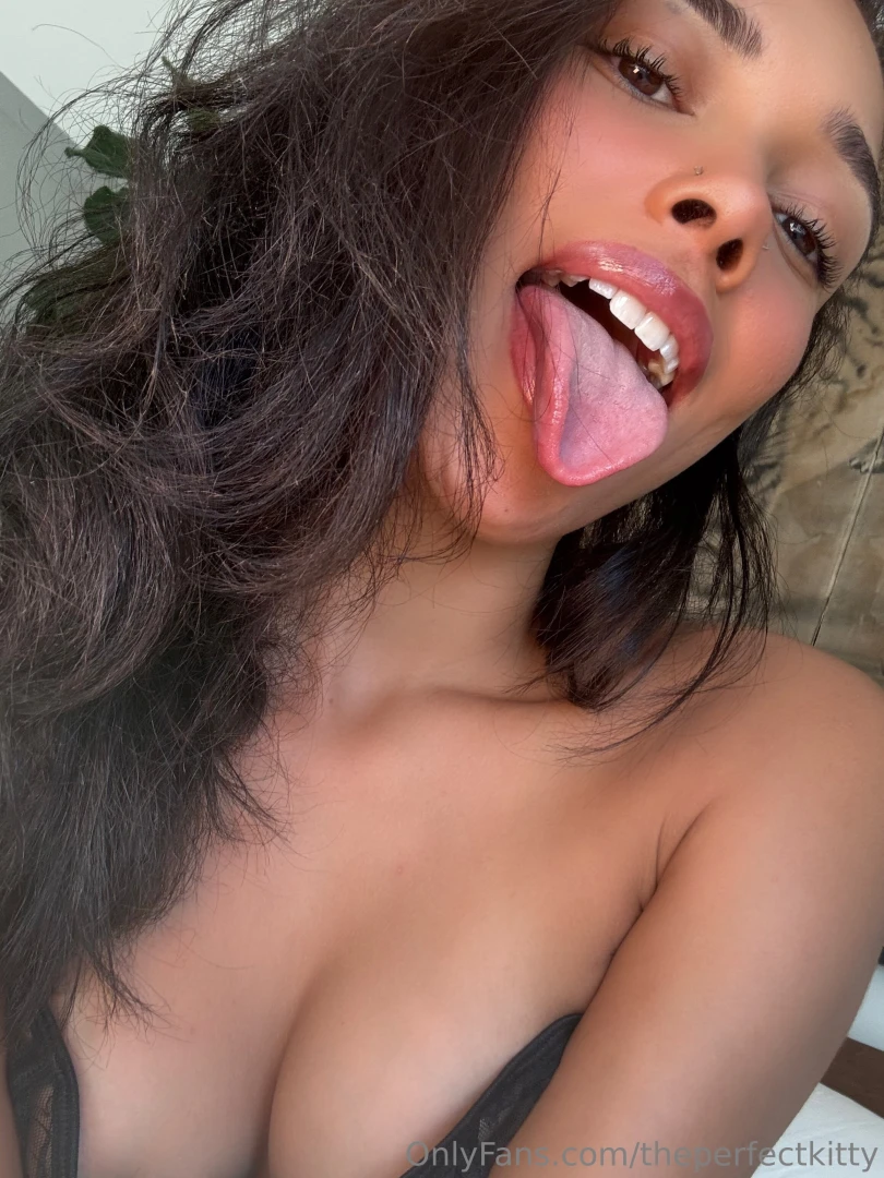 Live in one hour daddy don t miss me can t wait to get naughty for you 