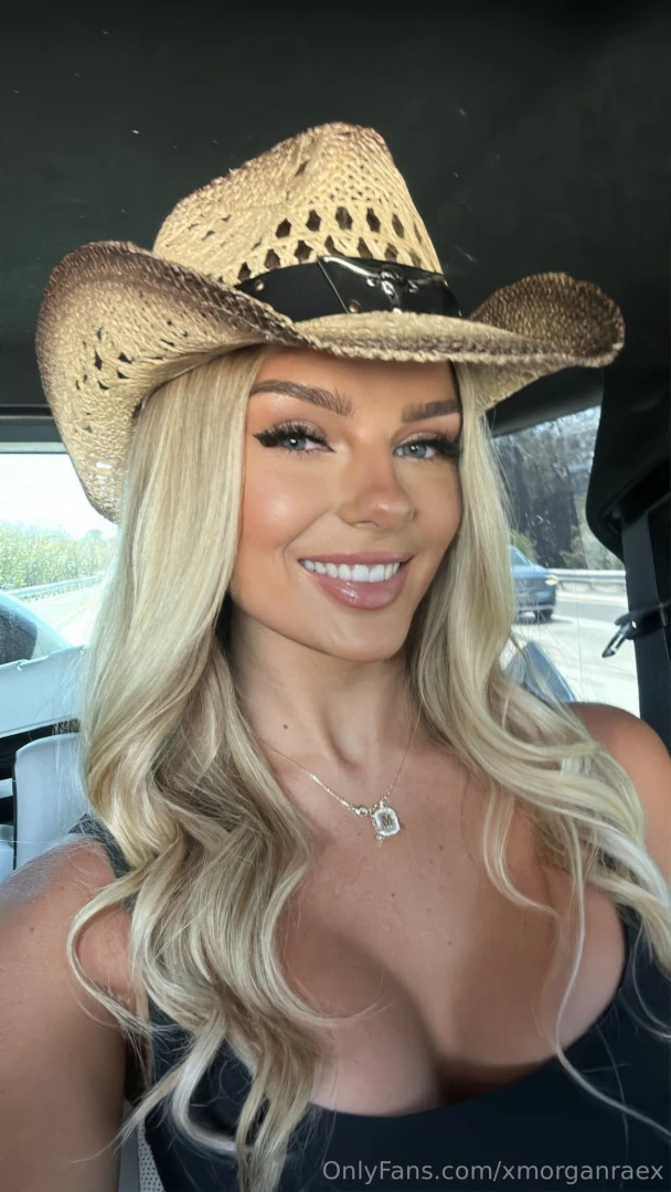 Cowgirl hat on thoughts off 