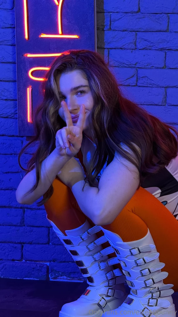 I love these kinds of behind the scenes pics from the shoot that wasn 