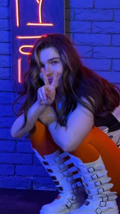 I love these kinds of behind the scenes pics from the shoot that wasn