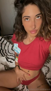 Trovo che il rosso un colore eccitante tesoro