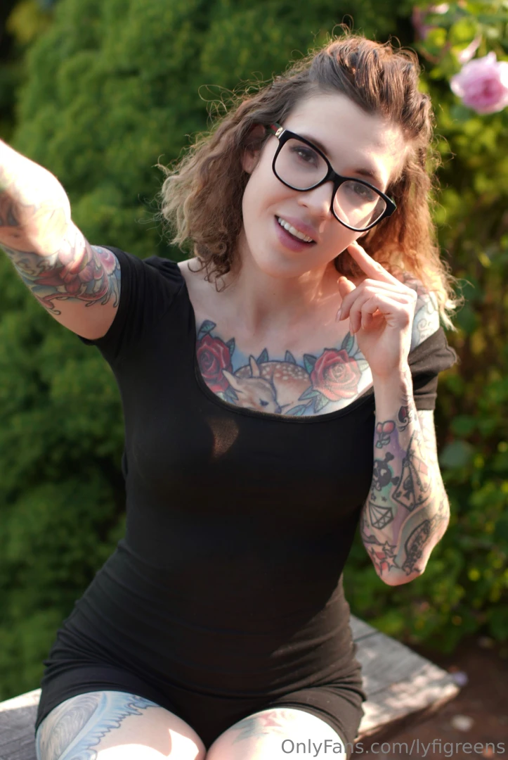 A gorgeous and smart girl roxy_rainvip with a sexy body in tattoos part 1 