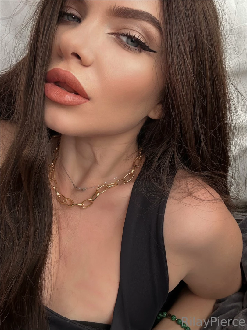 Kiss my lips in my sleep i m a flower in your hands 