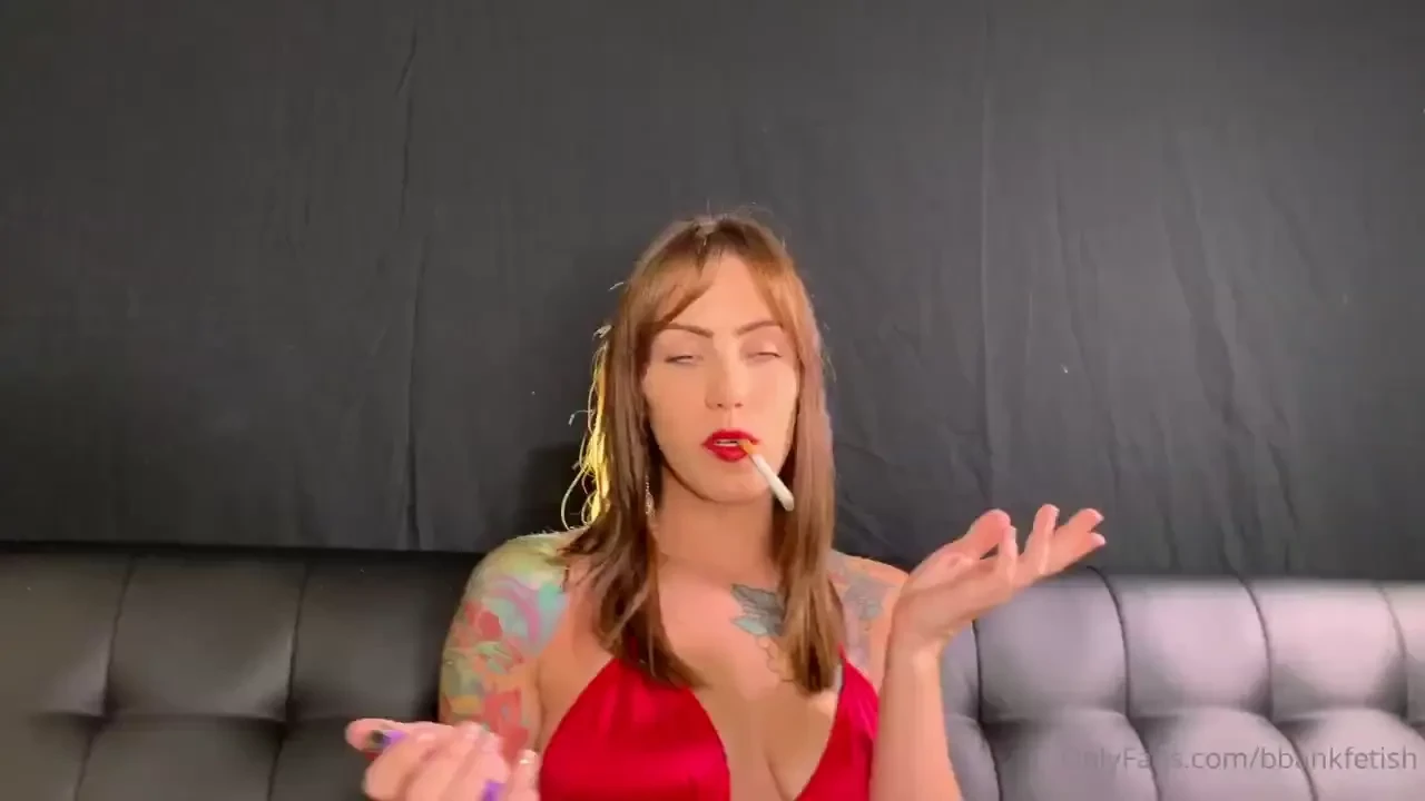 Jaelynnpiggsxxx is wearing her sexy red bikini and red lipstick while 