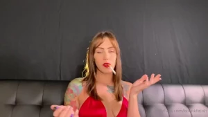 Jaelynnpiggsxxx is wearing her sexy red bikini and red lipstick while