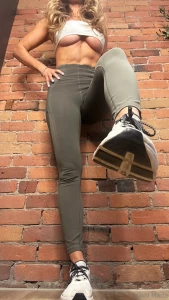 I know you d love to get lost in the scent of my sweaty leggings right