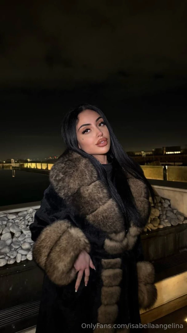 Sono tornata a casa da una passeggia scrivimi in chat che ho voglia di 