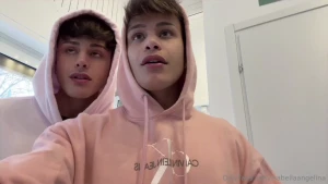 La mia prima doppia penetrazione ero lontana da casa e non sapevo dove