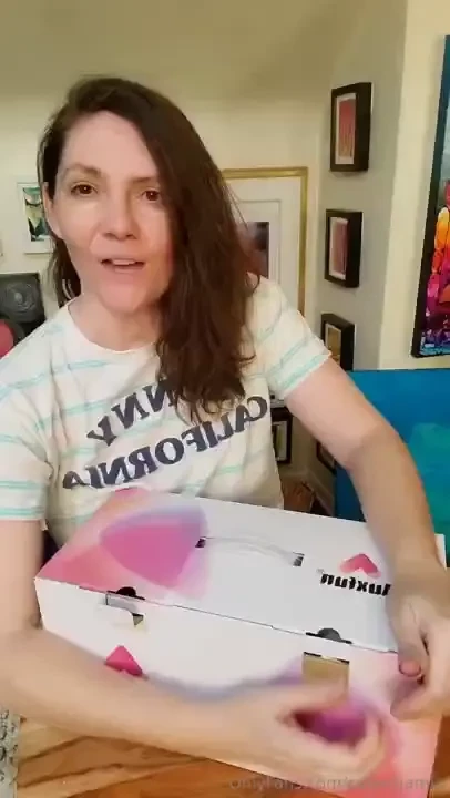 You gaiz i got a gift in the mail this is the most hilarious and sexy 