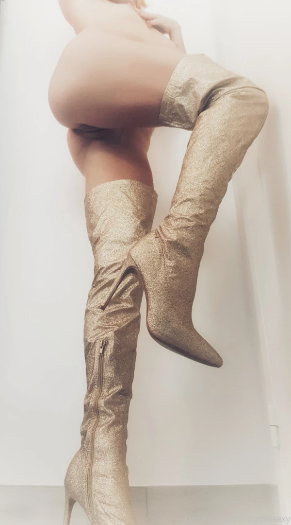 Nue v tue de cuissardes je t attends 