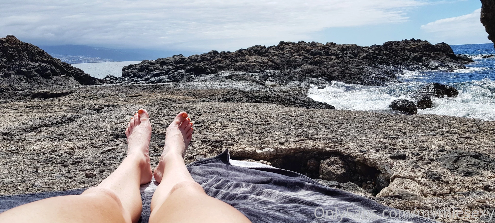 Mes pieds en ventail dans un paysage magnifique 