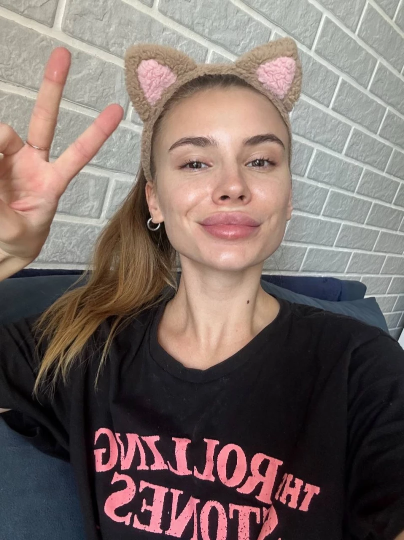 It was a random selfie but it came out pretty cute what do you think 