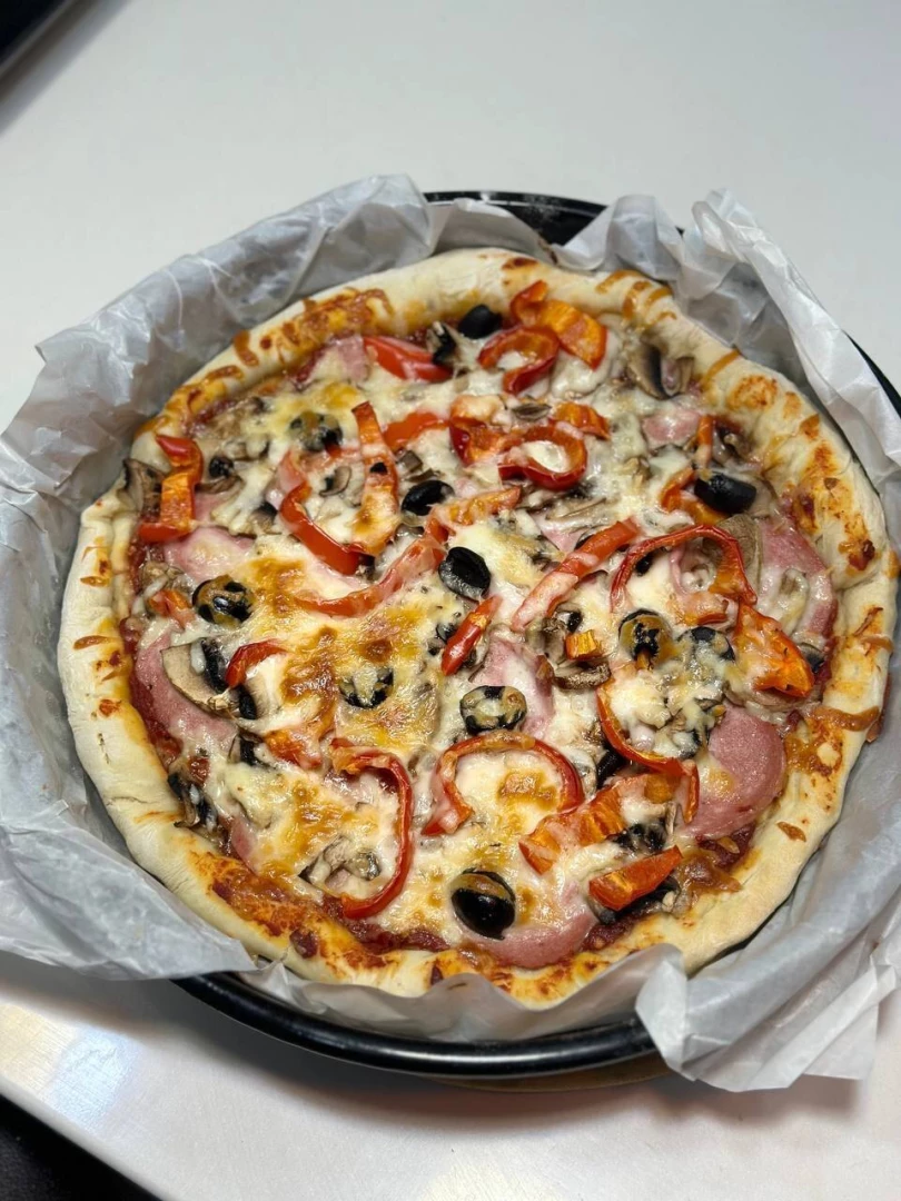 Making homemade pizza with my friends tonight here s how it looked 