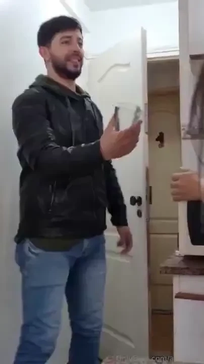 Mi vecino me pidi un poco de az car y me termin dando leche 