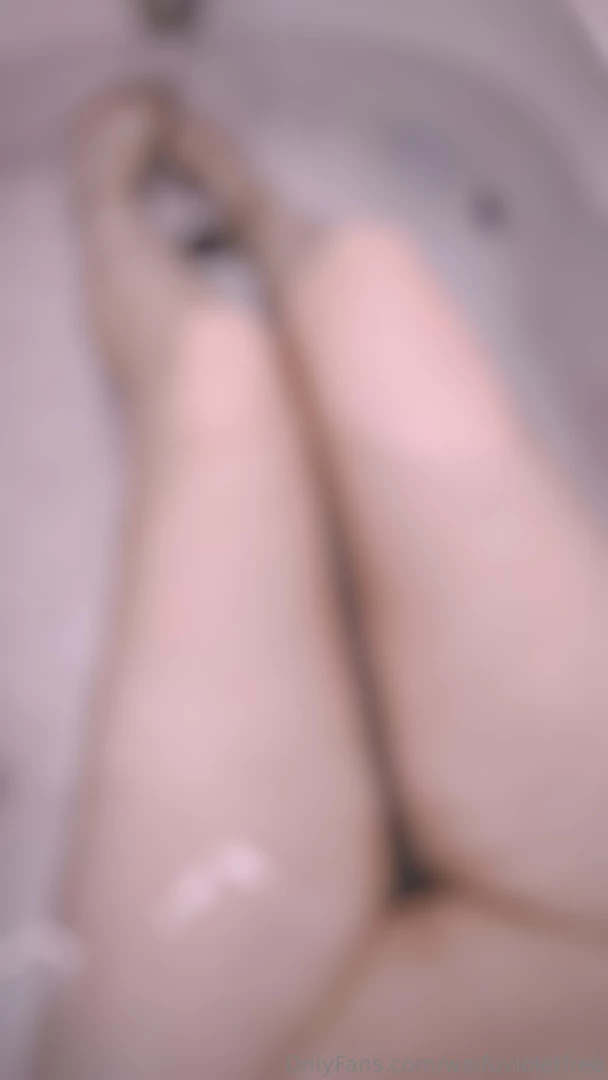 Quieres darte un ba o conmigo me encantan estos chorros 