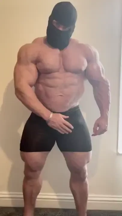 Get these shorts off and suck daddys cock 