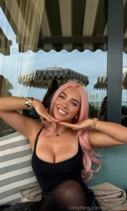 Do we like the pink hair on me