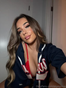 What are you up to babyy dm me and let s have some fun i m in a pretty