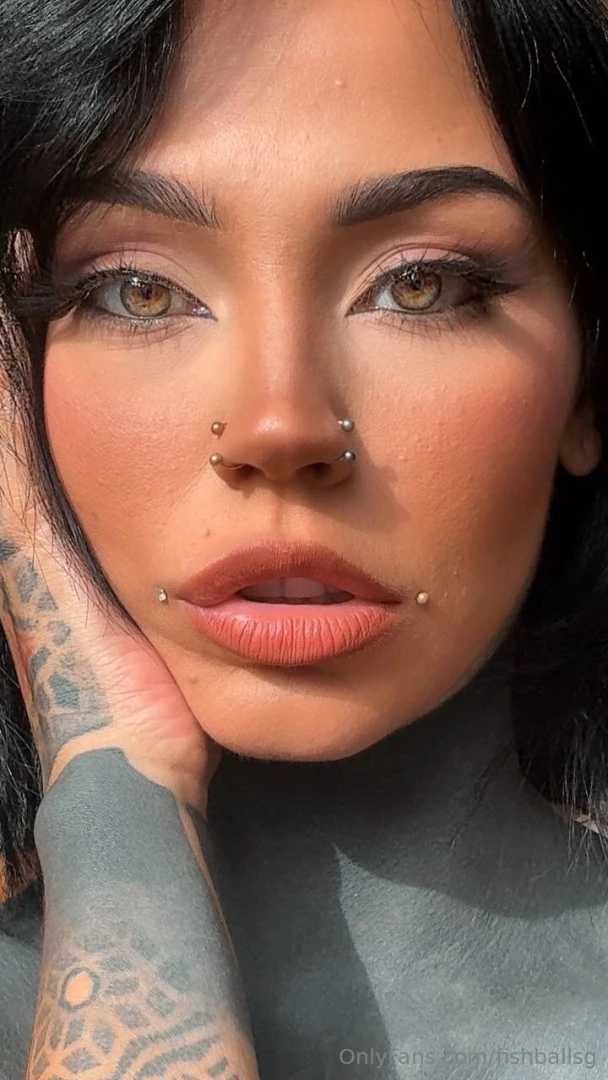 Come closer babe until our lips could touch 