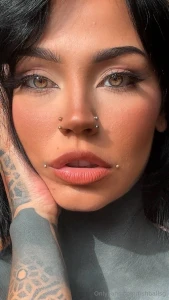 Come closer babe until our lips could touch