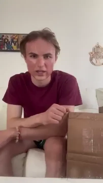 Heyy youuu guyss here issss the thursdayy unboxinggg 2 people made 