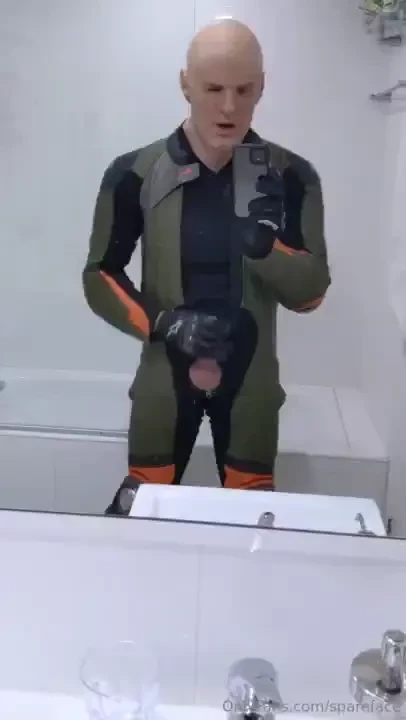 Feeling super fucking sexy in my sweaty sportbike leathers wanna come 