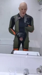Feeling super fucking sexy in my sweaty sportbike leathers wanna come