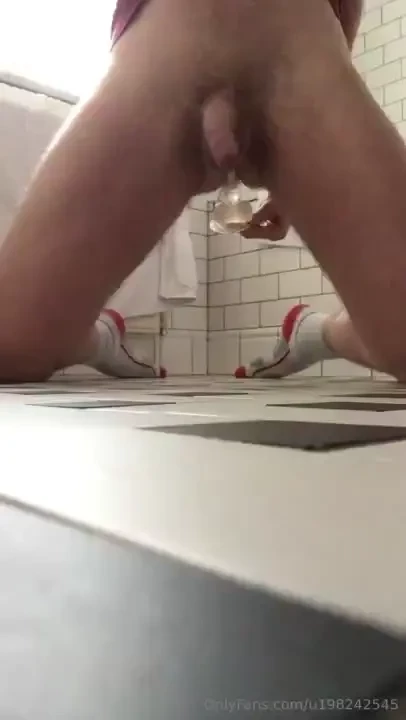 Dildoing my bum 