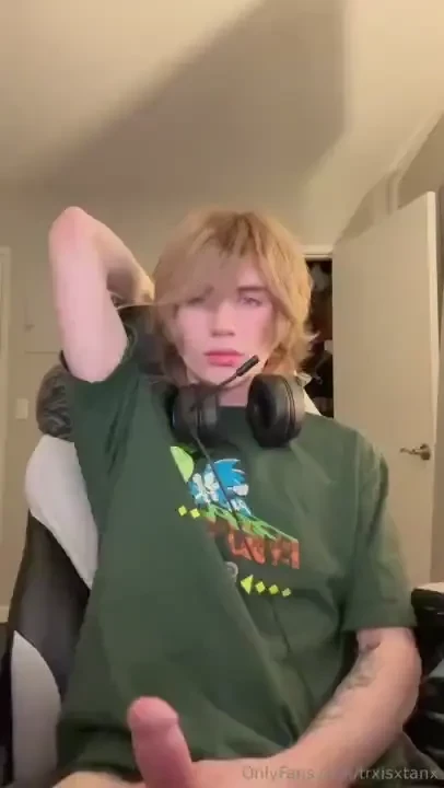 Horny and distracted help me out with my boner while i play some games 