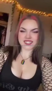 I know this pretty scene girl