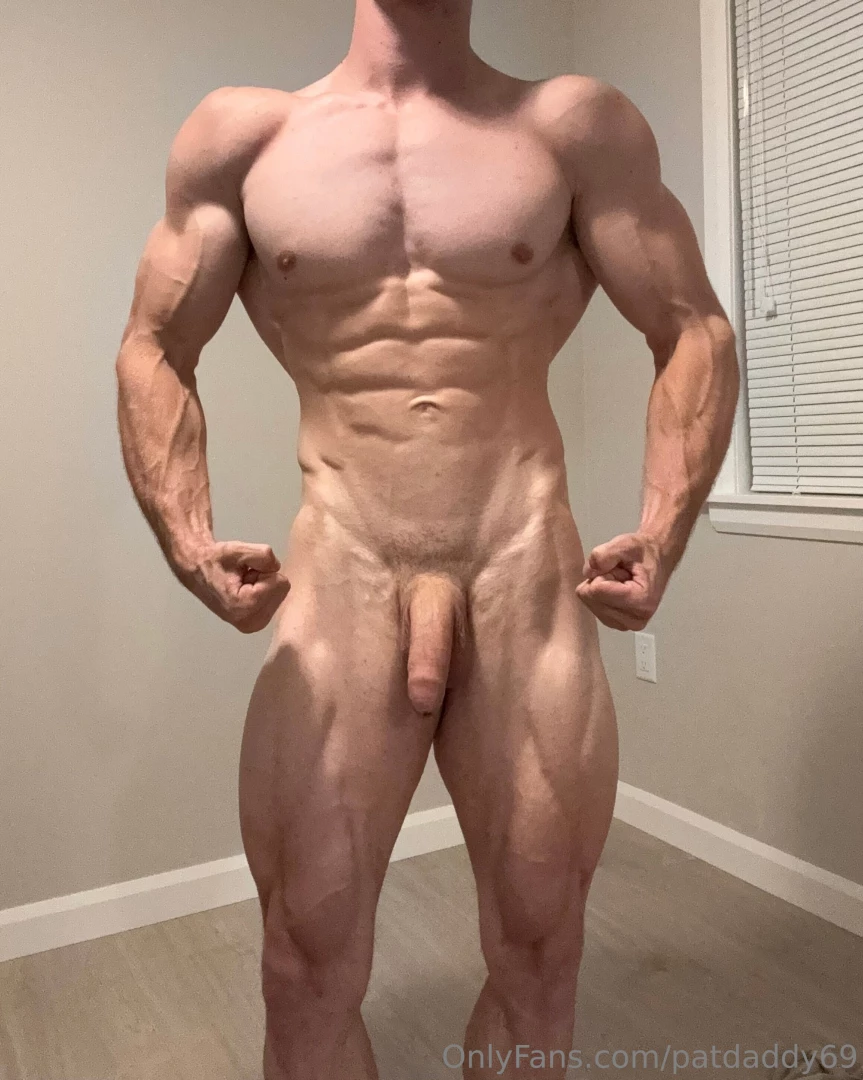 Flexing with my soft cock come worship me 